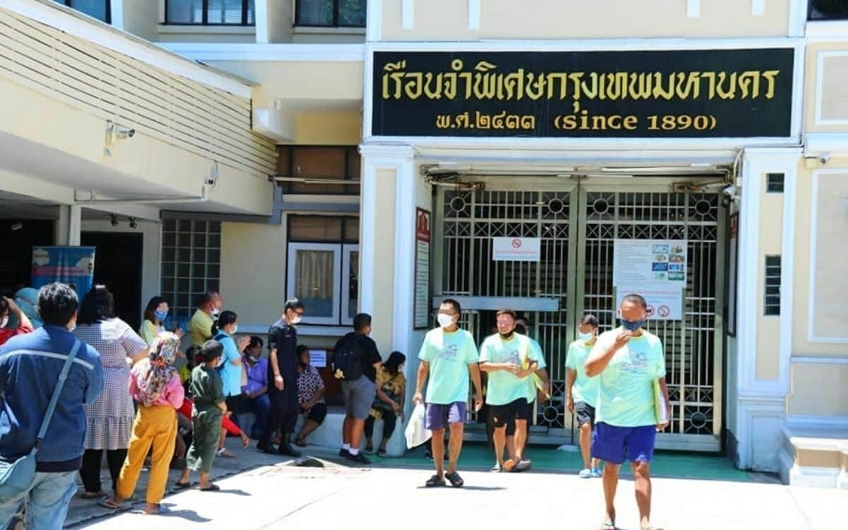 Skandal im thailaendischen gefaengnis bestechungskult und ungleiche behandlung zwischen haeftlingen