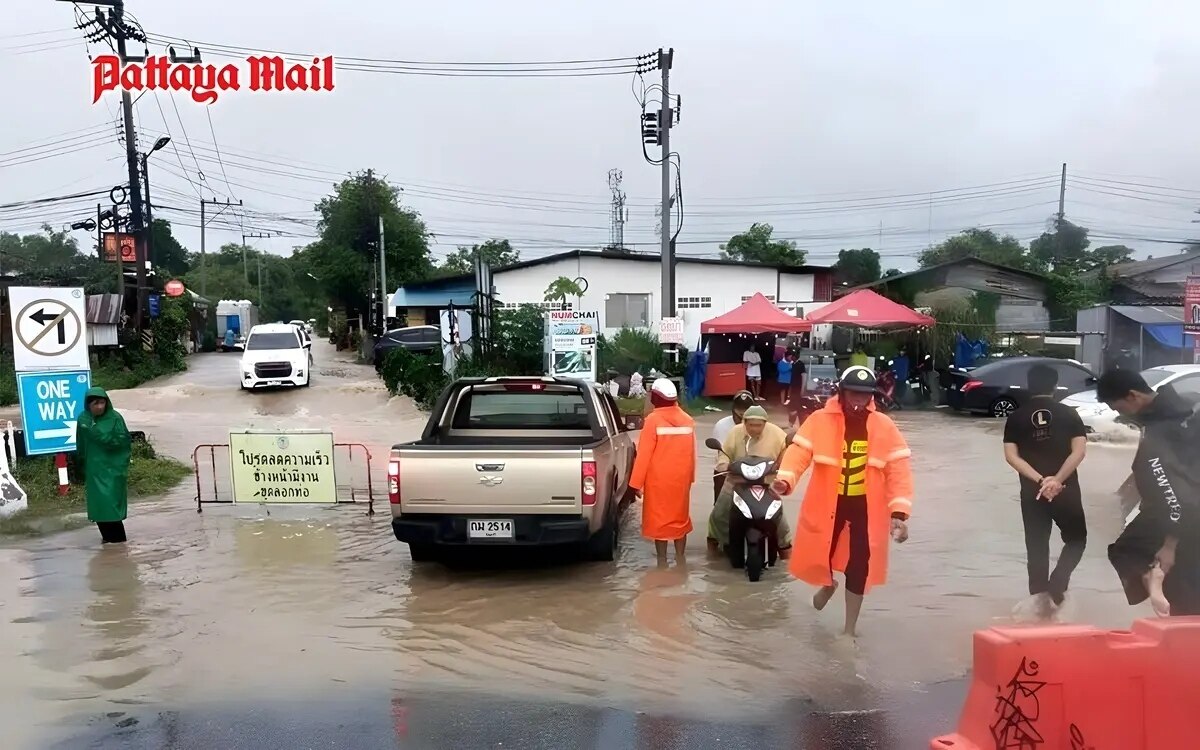 Starke regenfaelle und ueberschwemmungen am morgen verursachen chaos in ost pattaya