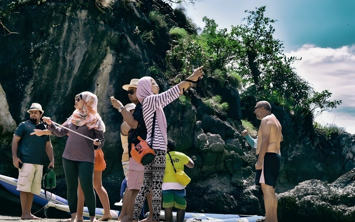 Starker baht und ueberschwemmungen beeinflussen thailands defizit auf dem tourismusmarkt