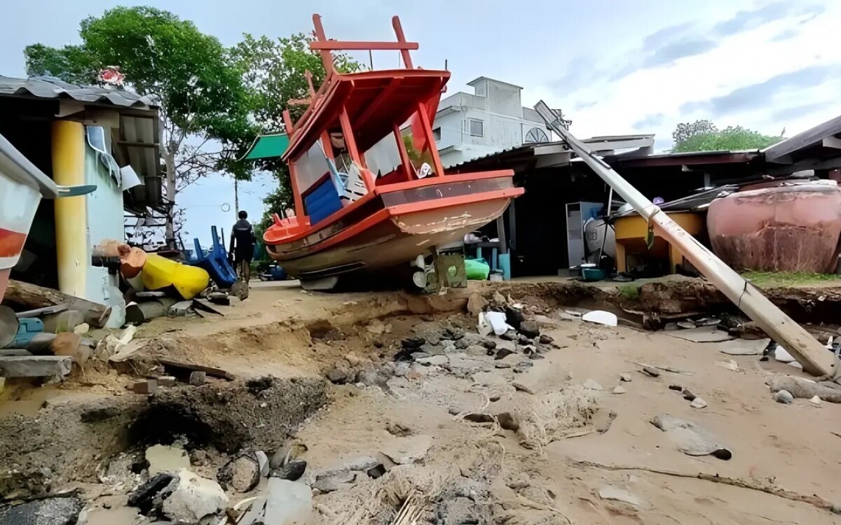 Starker monsun riesige sturmwellen zerstoeren 30 haeuser und reissen baeume aus