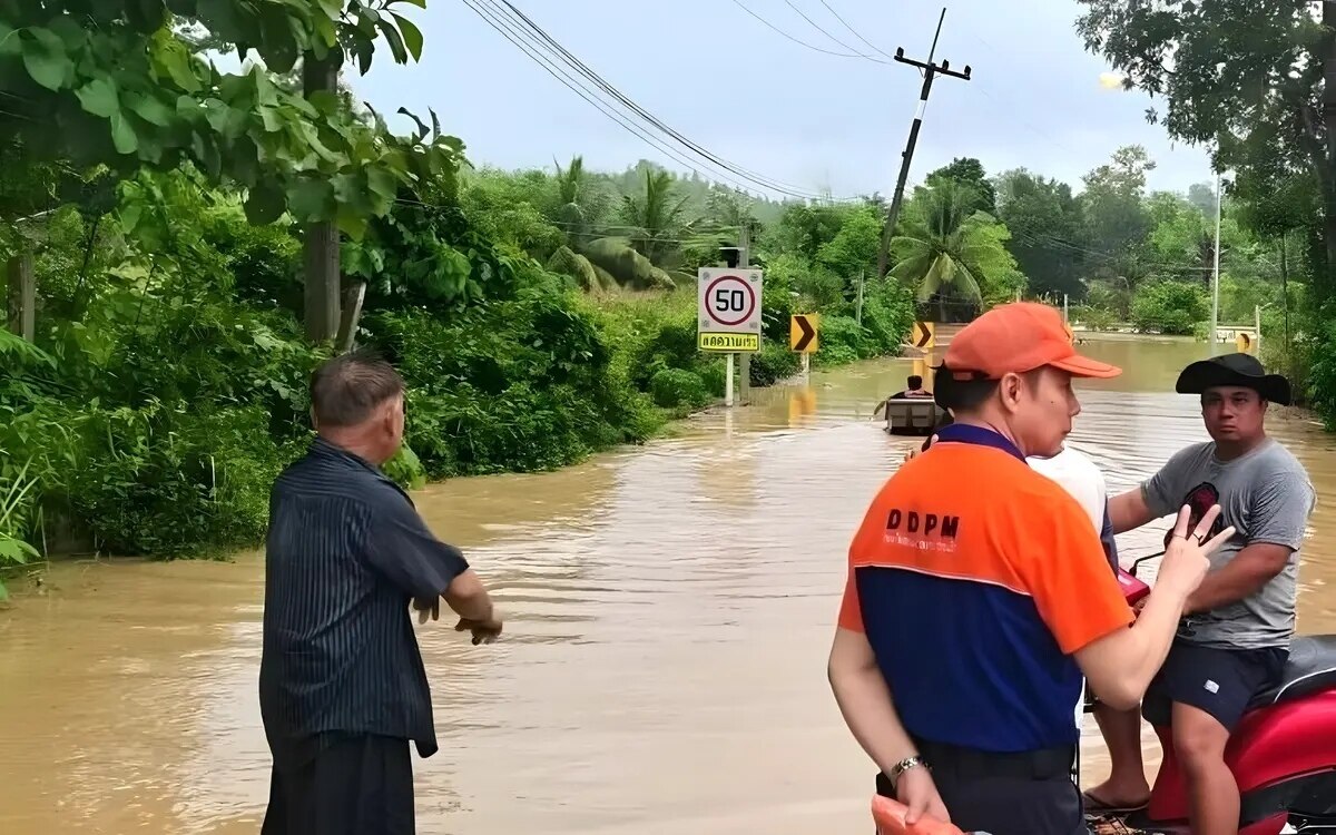 Starker regen verursacht ueberschwemmungen in der provinz phrae