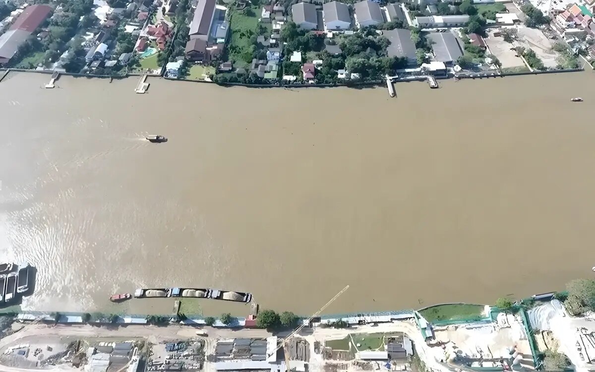 Steigender wasserstand im einzugsgebiet des chao phraya flusses wird genau beobachtet