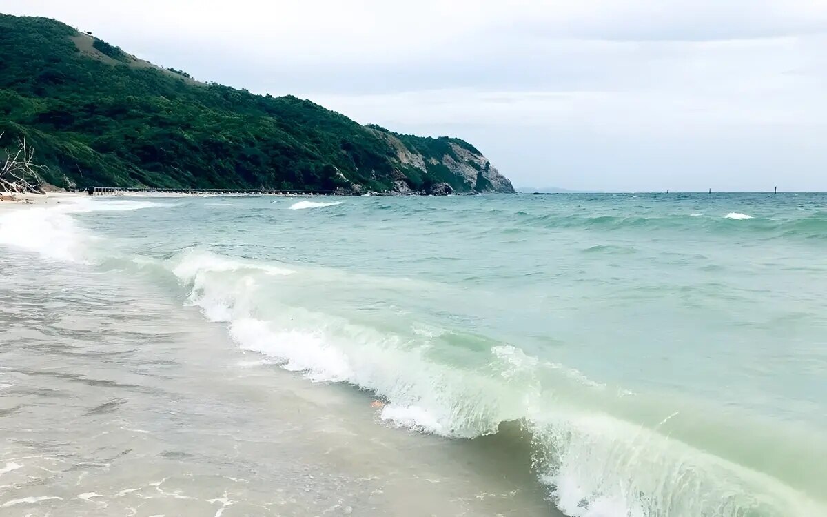 Straende von pattaya und koh larn sind diese woche auf starke regenfaelle und hohe wellen