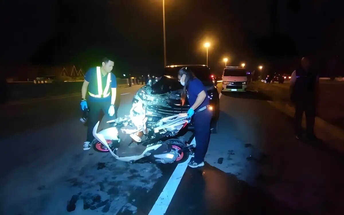 Strassenrennen frontalzusammenstoss zwischen motorradfahrer 22 und auslaendischen luxus