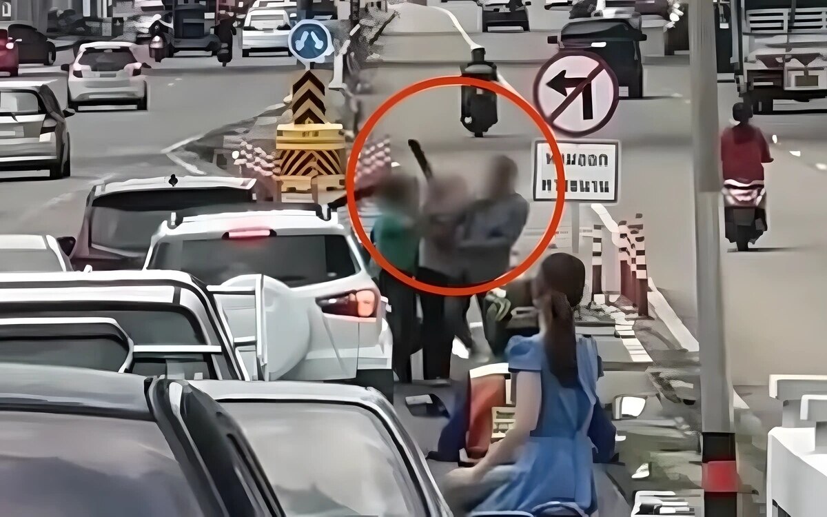 Strassenschlacht in nonthaburi autofahrer mit schwert sorgt fuer aufregung