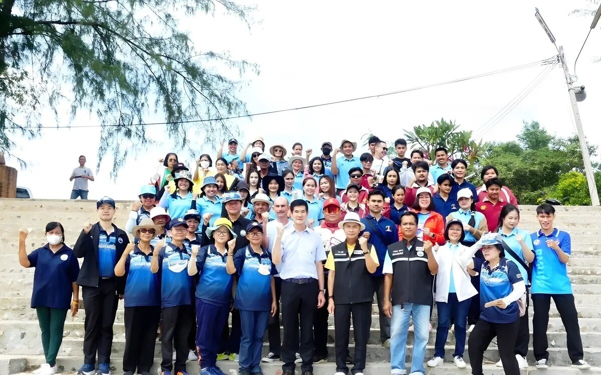 Studenten der Rajamangala University of Technology leiten die &quot;Sea Conservation Spirit&quot;-Säuberungsaktion am Khao Takiab Beach