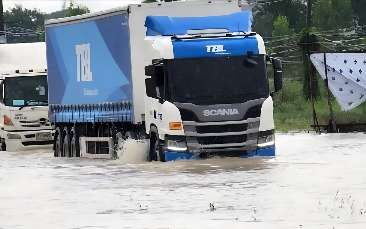 Stundenlanger regen in rayong highway 36 unter wasser verkehr komplett blockiert