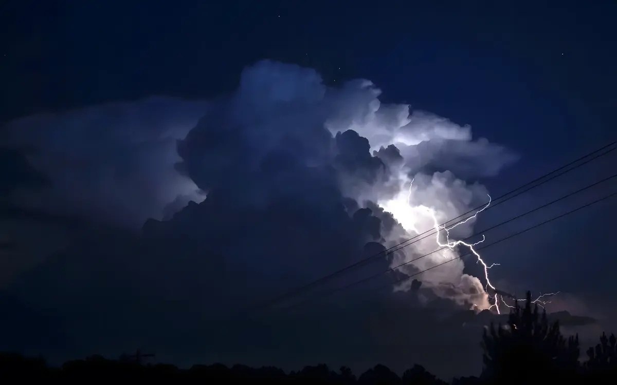 Sturm khanun wetterwarnung fuer 35 provinzen heftige winde sturzfluten und erdrutsche vorhergesagt