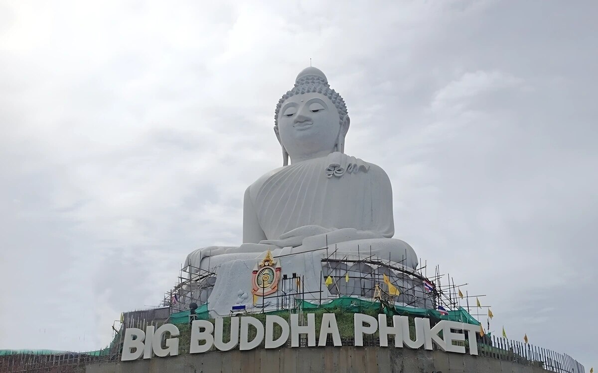 Sturmflut schockt urlauber phuket kaempft gegen die naturgewalten