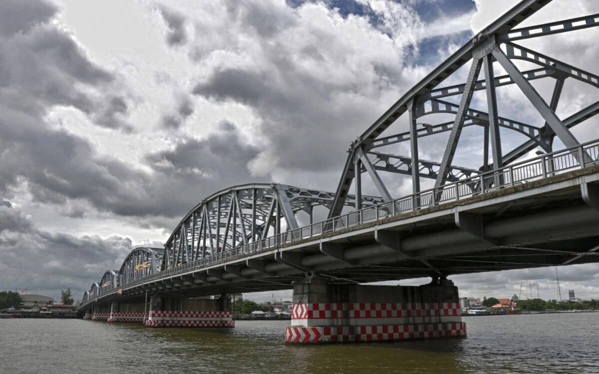 Suche nach mann nach sturz von bangkoker bruecke im gange