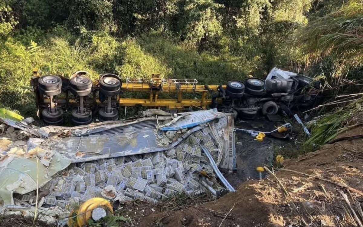 Taler verkehrsunfall in chiang rai sattelschlepper stuerzt in schlucht fahrer tot