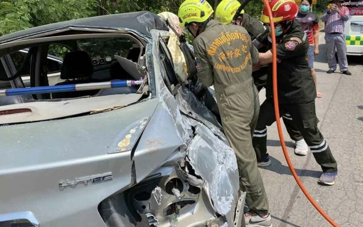 Telefon fuehrt zu toedlichem pickup unfall in lampang