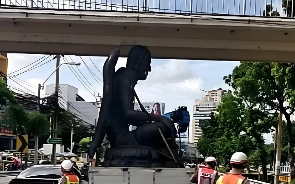 Thailaendische gottheit kru kai kaew verursacht erheblichen verkehrsstau in bangkok