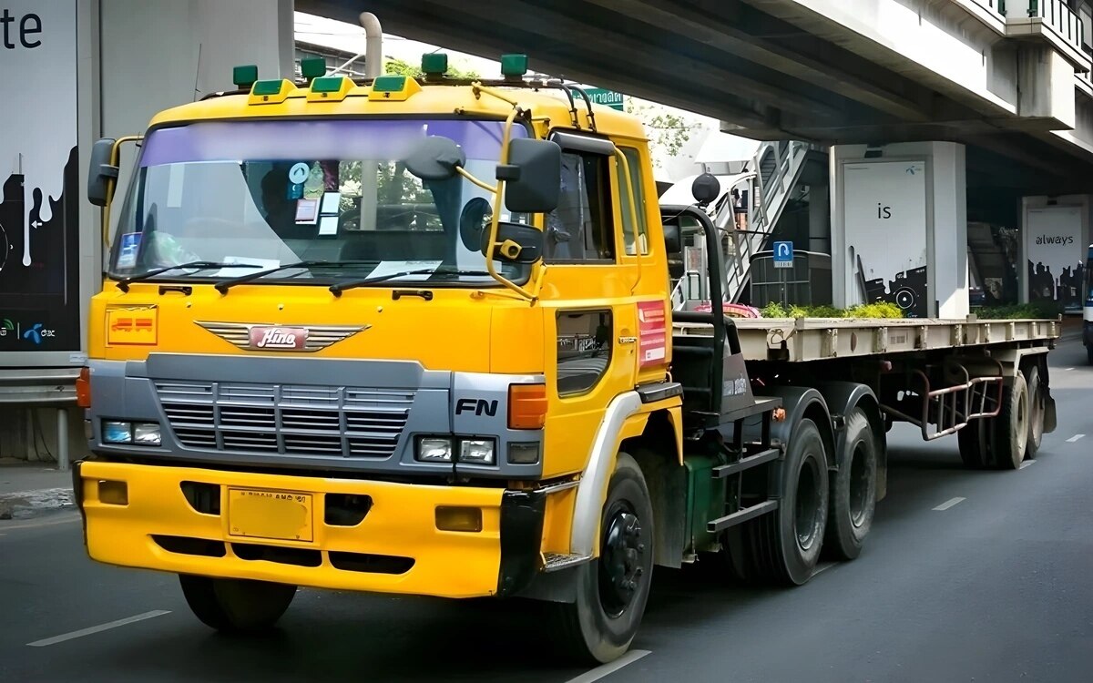 Thailaendischer mann beschuldigt polizisten der koerperverletzung nachdem er einen lkw gehupt hatte