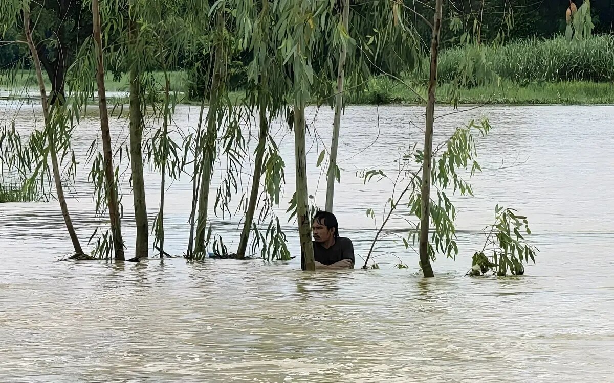 Thailaendischer mann nach 14 stuendiger ueberflutung gerettet