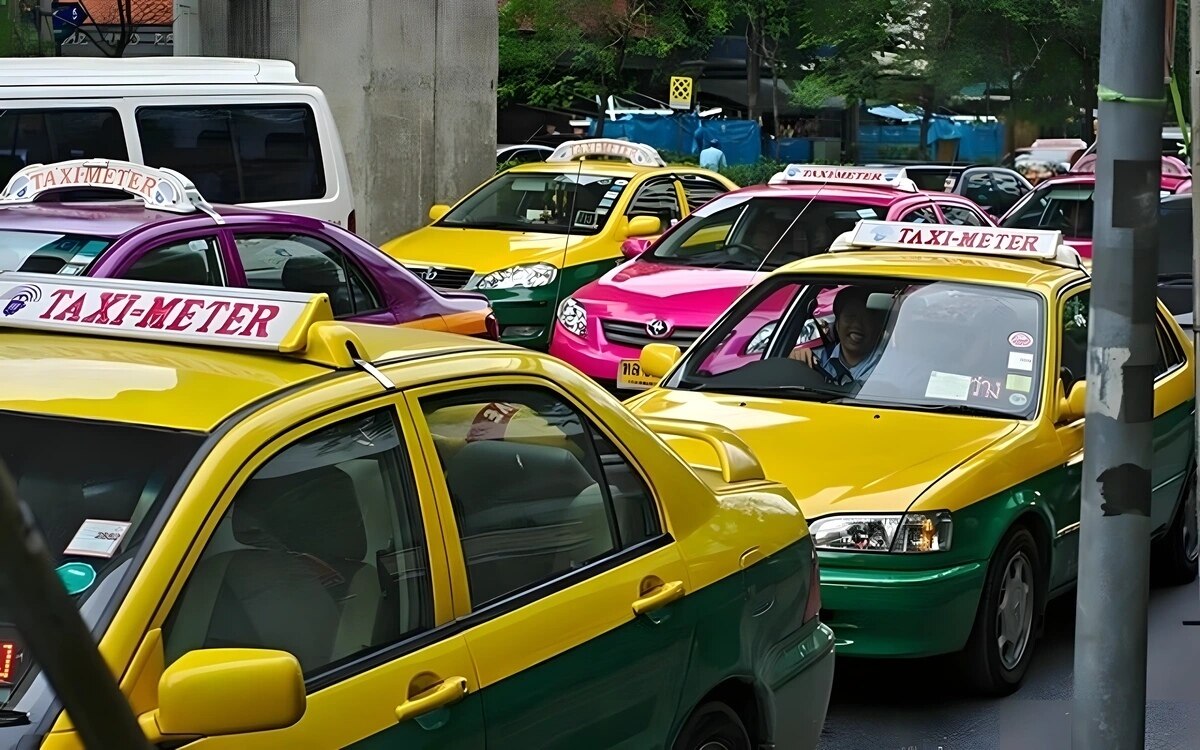 Thailaendischer taxifahrer sucht gerechtigkeit nach angriff auf passagier wegen streit um fahrpreis