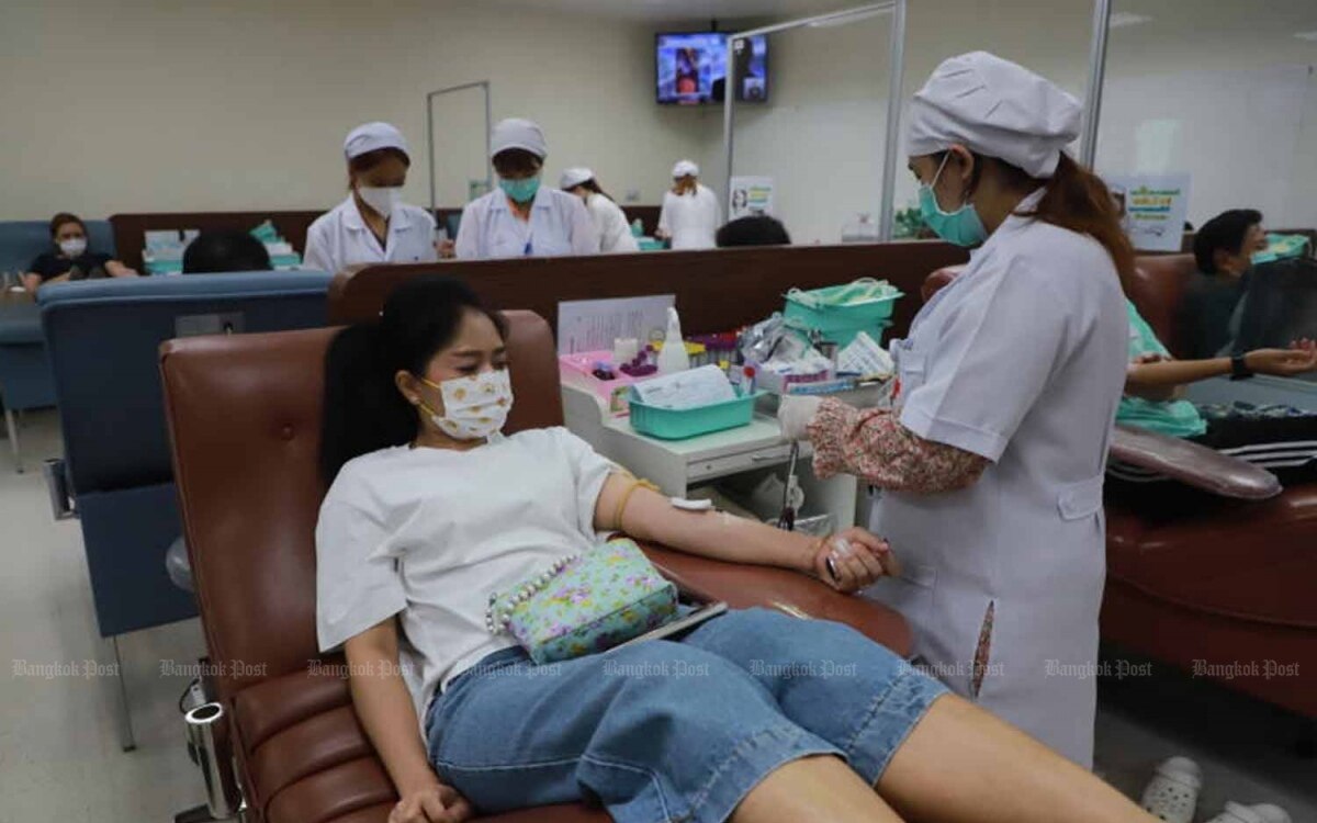 Thailaendisches rotes kreuz klaert gebuehren fuer blutspenden