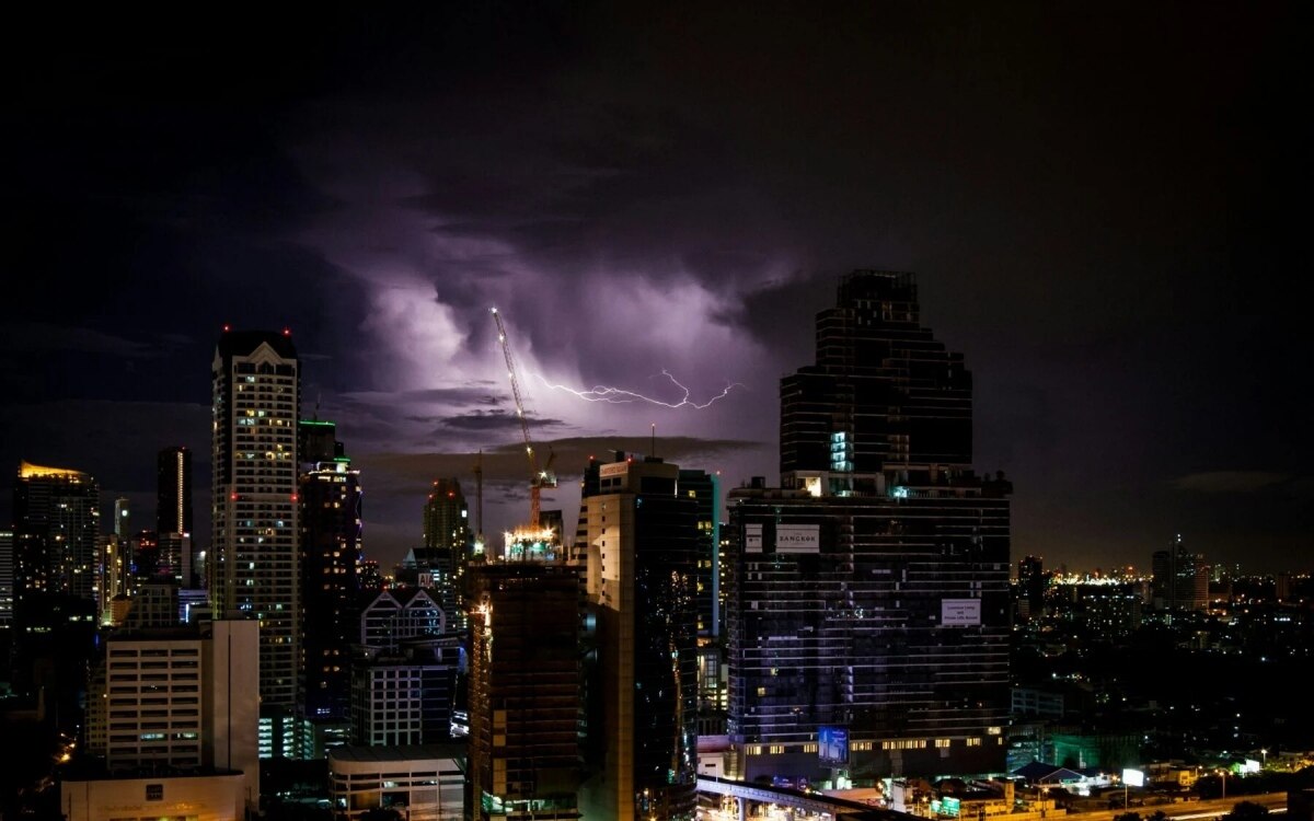 Thailaendisches wetterphaenomen kuehle temperaturen und heftige regenfaelle sind im anmarsch