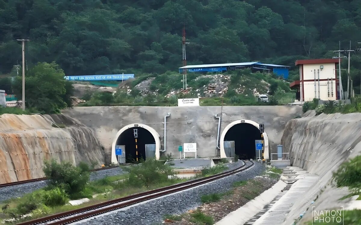 Thailand eroeffnet den laengsten eisenbahntunnel pha sadet taeglich verkehren hier 8 10 zuege auch