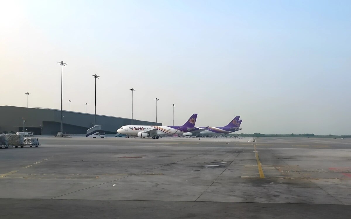 Thailand kaempft mit monsun chaos ueberschwemmungen beeintraechtigen reise und flugverkehr