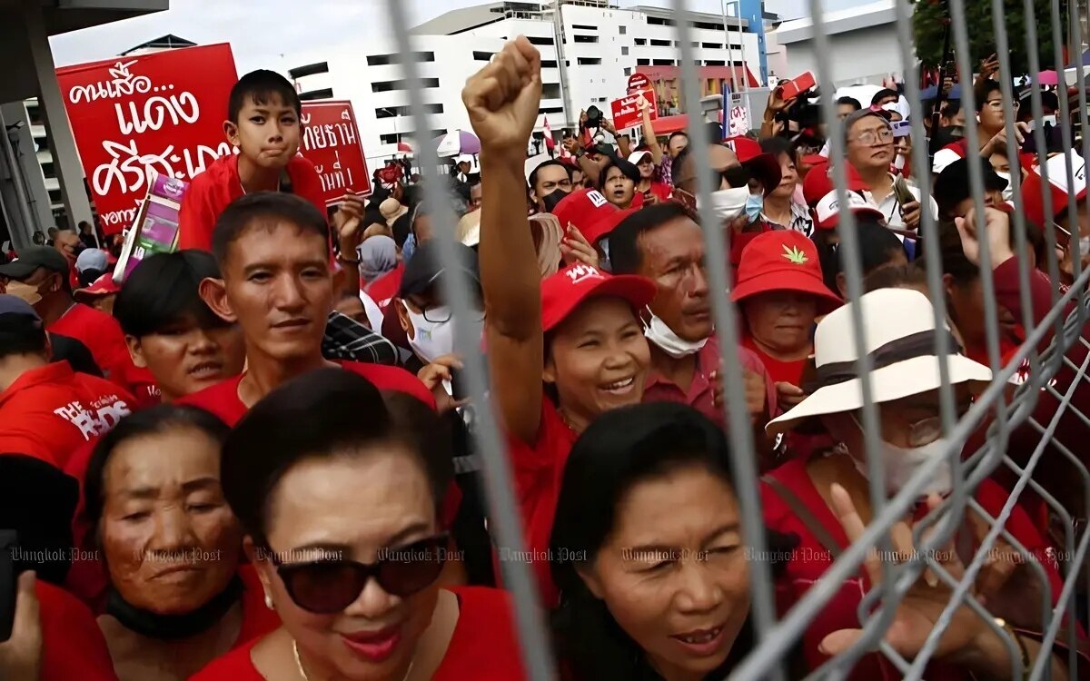 Thaksin anhaenger freuen sich ueber die grossartige heimkehr