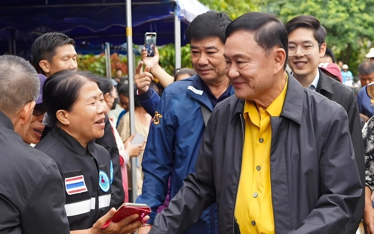 Thaksin shinawatras rueckkehr in die politik wahlkampfauftakt in udon thani ein historischer moment