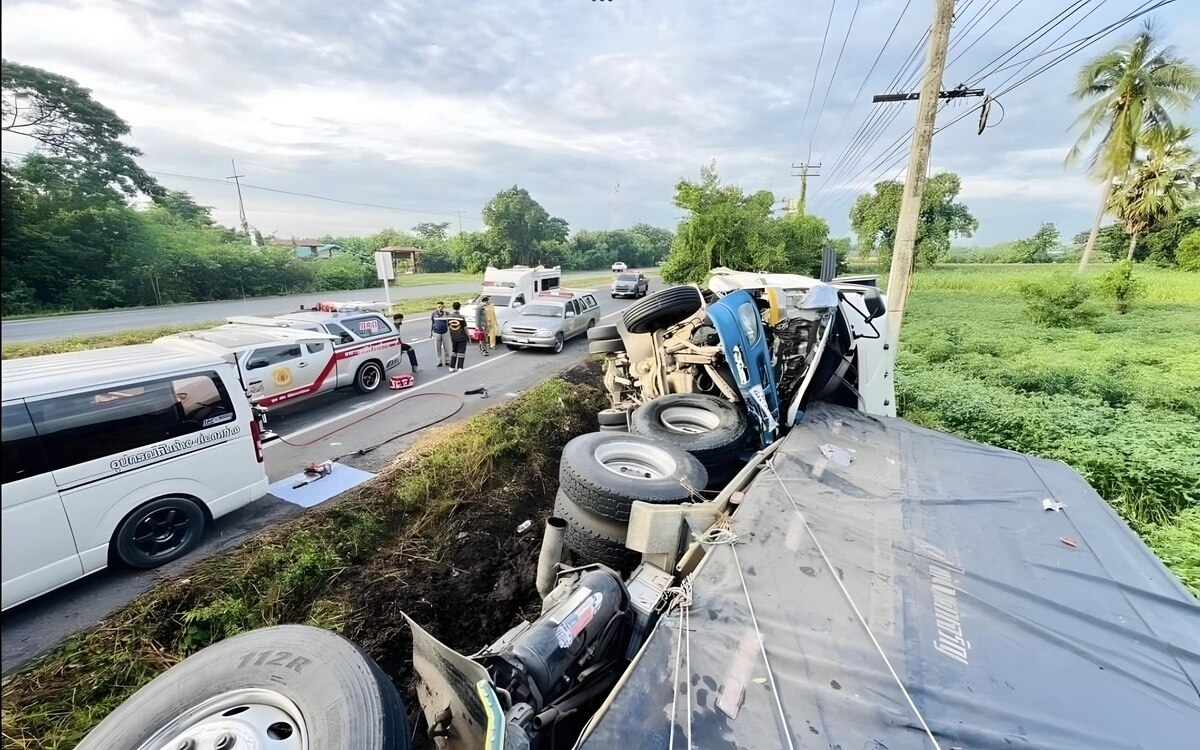 Tödlicher LKW-Unfall in Lopburi: Eine Tragödie auf dem Highway 21 fordert ein Leben - Opfer in Wrack eingeklemmt