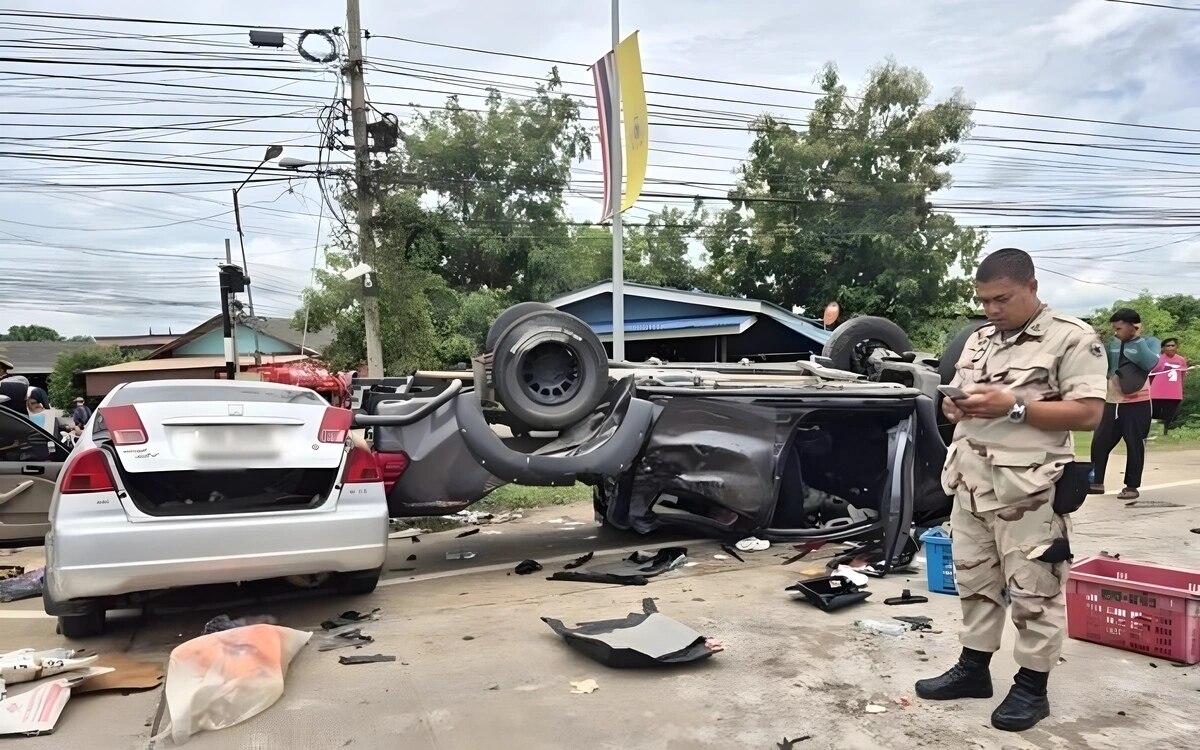 Toedlicher zusammenstoss mehrerer fahrzeuge in ratchaburi zwei tote drei schwerverletzte video