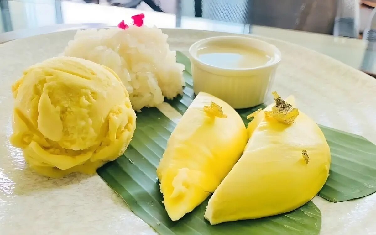 Touristen aus der gesamten welt stuermen das erste durian caf in nakhon ratchasima