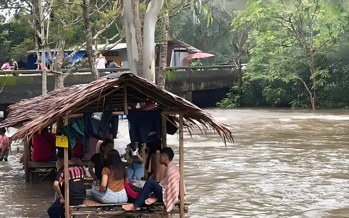 Touristen fliehen, als Sturzfluten drei Wasserfälle in Prachinburi treffen - über 1.000 Touristen fliehen vor den Wassermassen