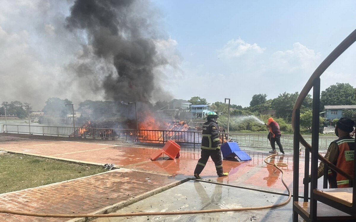 Touristenboot faengt waehrend einer flussbesichtigung in ayutthaya feuer