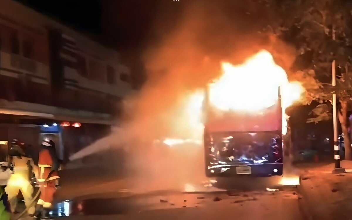 Großbrand im Touristenbus - Schnelle Reaktion rettet ausländische Urlauber - Video