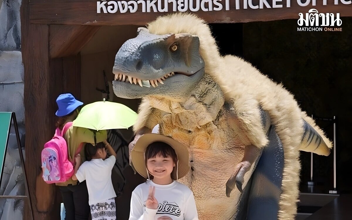 Touristenmassen im pattaya dinosaur park sonderaktion zur feier des 1 jaehrigen jubilaeums kinder