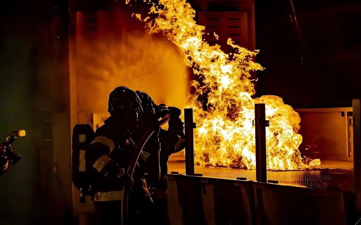 Tragisches feuer in samut sakhon weibliche leiche im unteren bereich gefunden