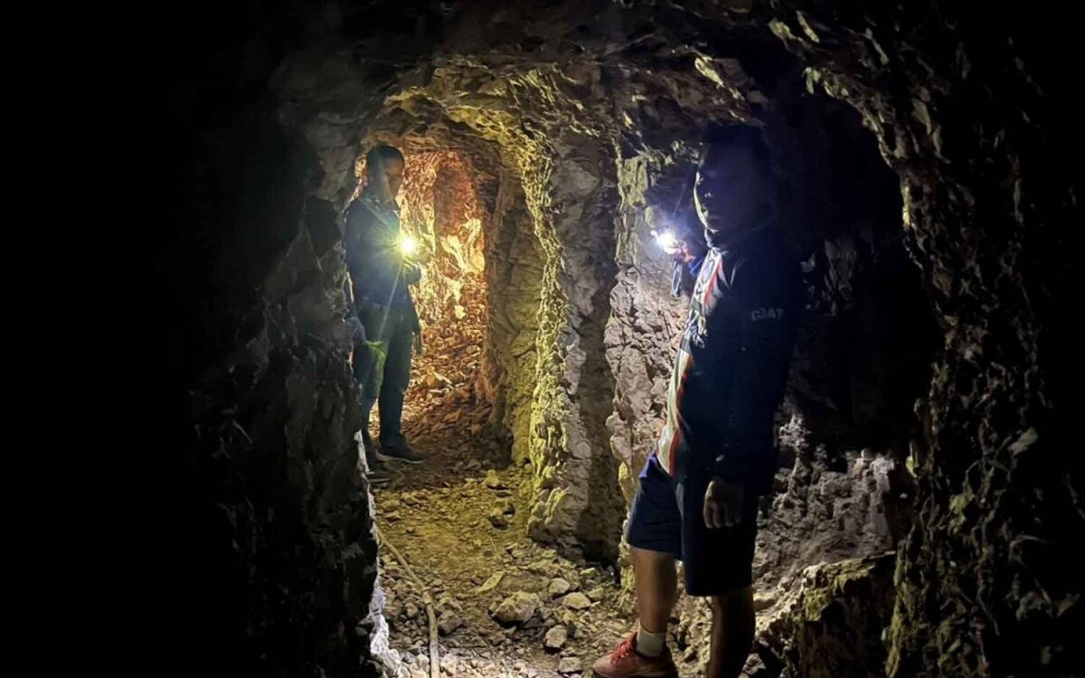 Tunnel aus dem zweiten weltkrieg in kanchaburi gefunden