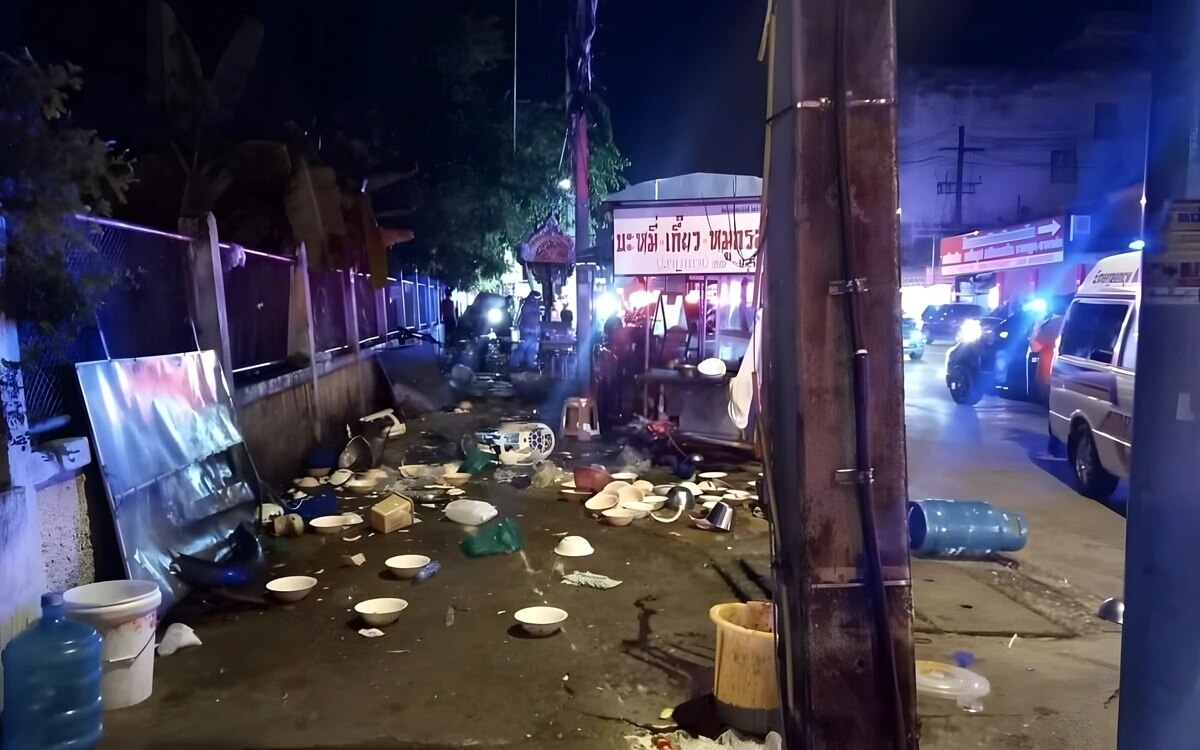 Udon thani betrunkener fahrer rammt nudelrestaurant eine person stirbt neun verletzt