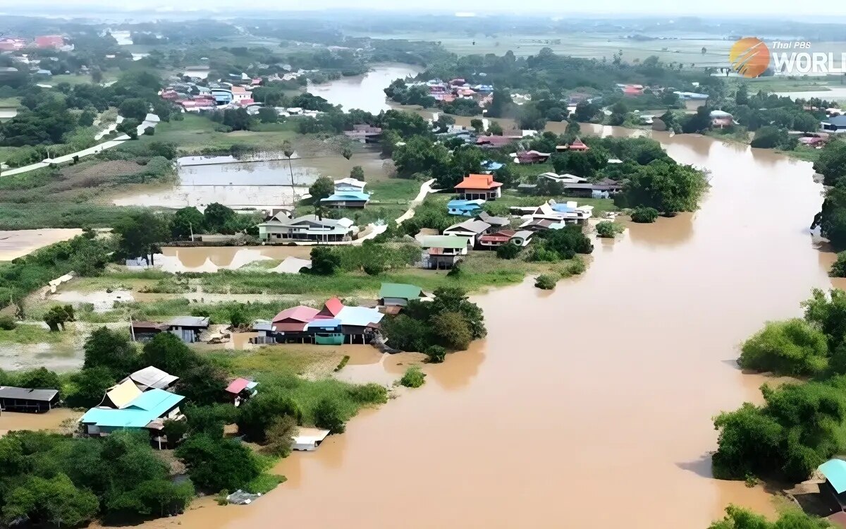 Ueberschwemmungen in den thailaendischen provinzen ayutthaya und ubon ratchathani