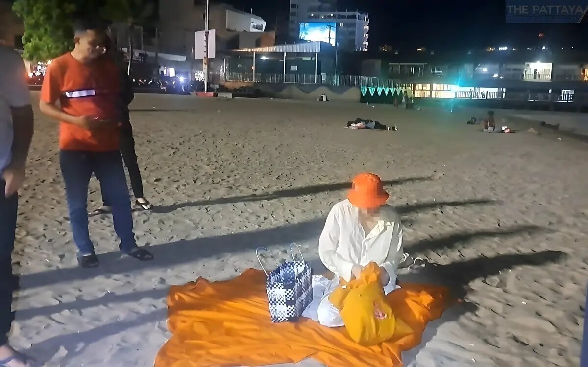 Unbekannter auslaender als moench verkleidet schlafend am strand von pattaya gefunden