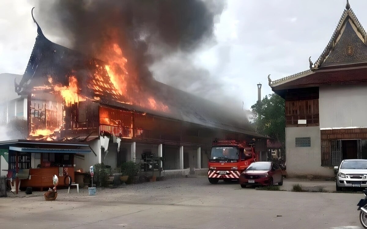 Unerwarteter Feueralarm im Wat Khlong Khru: Ein Wettlauf gegen die Zeit - Video