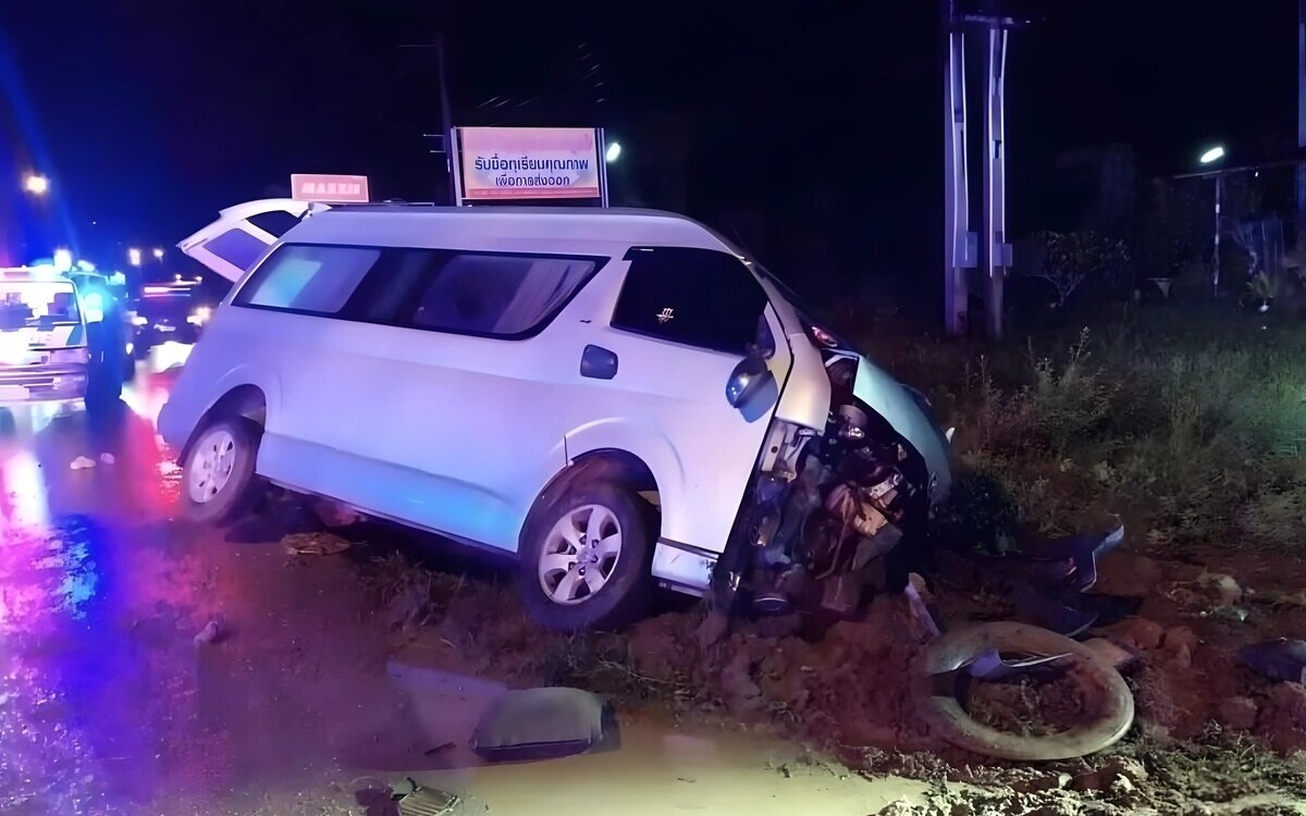 Unfall mit personentransporter in rayong hinterlaesst elf verletzte fahrer verliert kontrolle