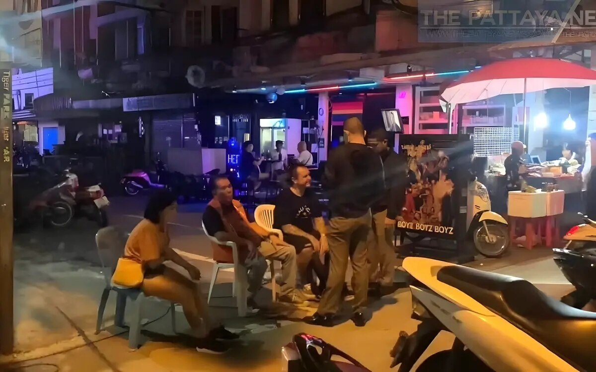 Unfallflucht in der walking street betrunkener auslaender faehrt thailaenderin mit motorrad an