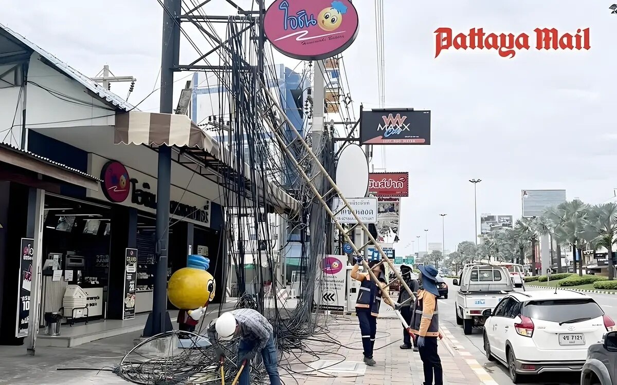 Unordentliche strom und kommunikationskabel werden in sued pattaya entfernt