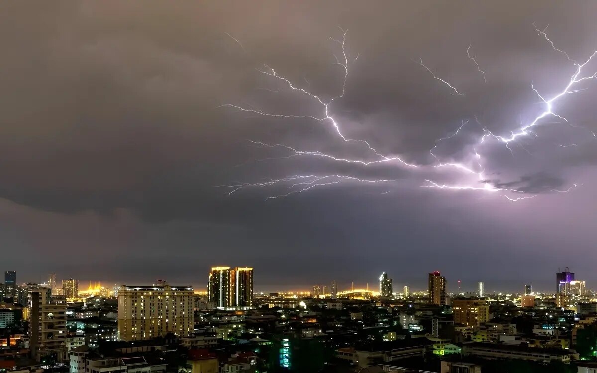 Unwetterwarnung fuer ganz thailand starker monsunregen und sturzflutgefahr