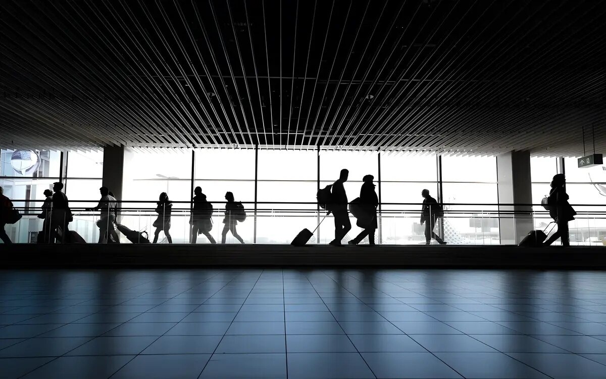 Urlaubsbeginn mit dramatischer einreise deutscher reisender bei zollkontrolle am flughafen