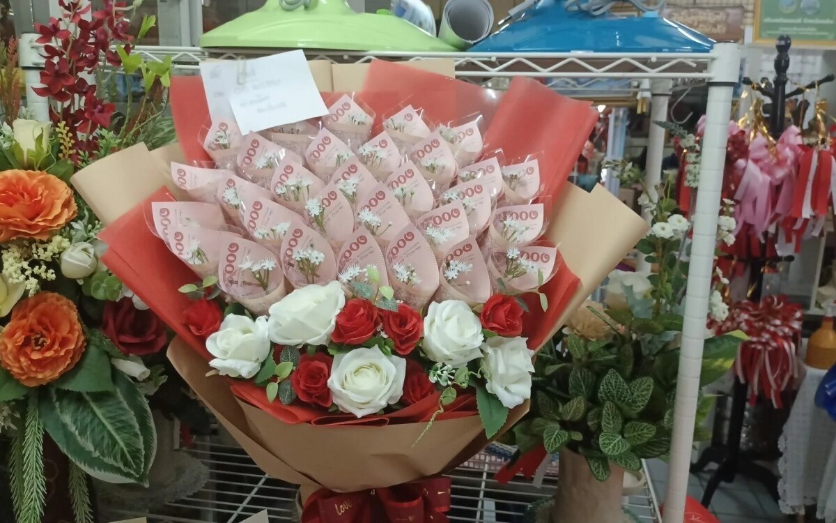 Valentins trend straeusse aus banknoten verkaufen sich in trang mehr als rosen