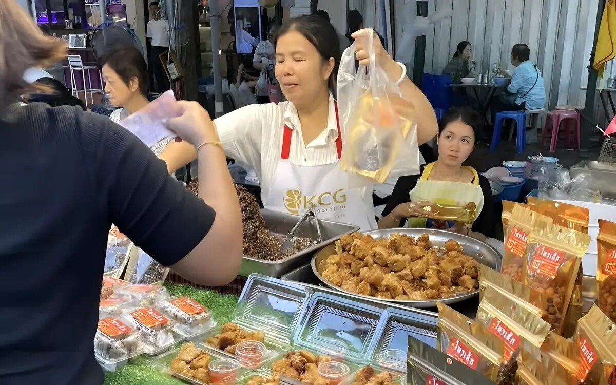 Vegetarisches Festival zieht Menschenmassen in Bangkoks Yaowarat an