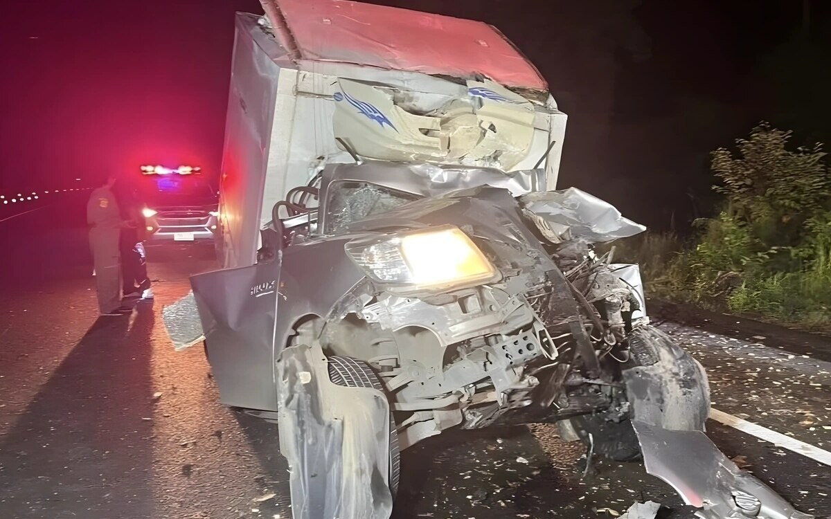 Verheerender unfall auf highway 21 fahrer stirbt bei zusammenstoss mit lkw pickup prallt gegen