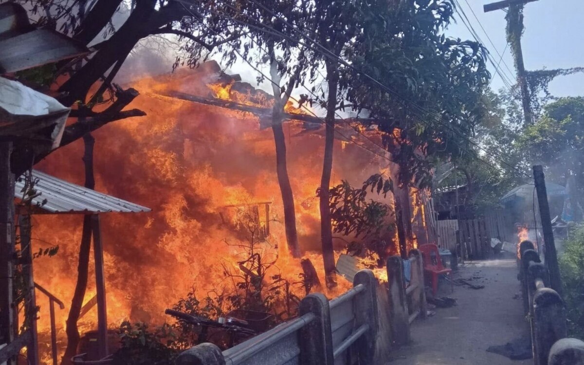 Verheerendes Feuer zerstört 15 Häuser in Pathum Thani