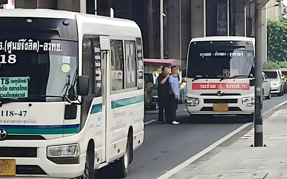 Verkehrschaos auf der phahonyothin road minibusfahrer geraten in handgreiflichen streit und