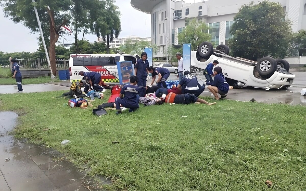 Verkehrsunfall in pathum thani 10 verletzte nach kollision zwischen bus und pickup truck